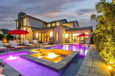 Image de 6 Beds | 5 Showers | Htd. Pool, Firepit & Putt Grn