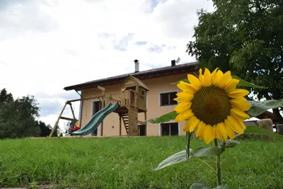 Image de Zwischen Frischen Wäldern, Saftigen Wiesen und Imposanten Bergen Liegt Unser Hof