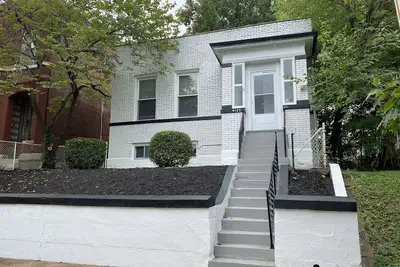 Image de Tower Grove -near restaurants & Park- crib, highchair, & fenced back yard