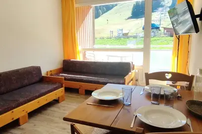 Image de Studio cosy au pied des pistes avec balcon, Tv et casier Ă ski