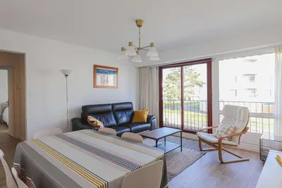 Image de Bel appartement rénové, calme, proche centre et plage, balcon, 2 chambres, commerces à 150m