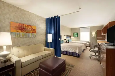 Image de Sunny City Escape: Kitchen, Pool, Parking! Close to Homestead Town Square!
