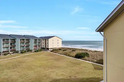 Image de Oceanfront, newly renovated, modern 2 bedroom condo