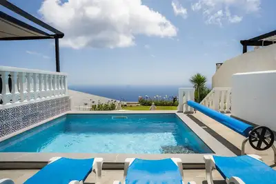 Image de Blue Ocean Cottage. Private Heated Pool, Magnificent ocean view. Quiet location.