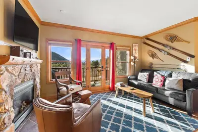 Image de Open Concept Condo w/ Mountain Views from Private Deck & Short Walk to Shops!