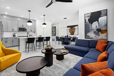 Image de Violet's Vista | Luxe home next to Universal w/ spa pool, grand Lr/Dr, themed Br