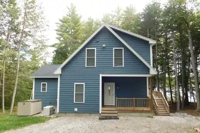 Image de Stunning modern home in peaceful, private setting on desirable Long Lake.