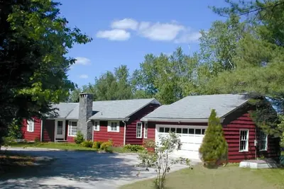 Image de Family compound on Thomas Pond featuring main house and two small cottages.