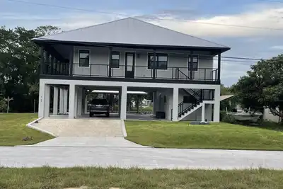 Image de New Stilt Home on quiet canal with wrap around porch.