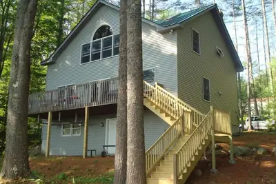 Image de Cozy and contemporary waterfront home in tranquil area on Woods Pond.