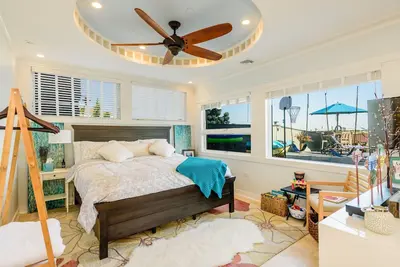 Image de Private, newly renovated, waterfront studio walking distance to the beach!
