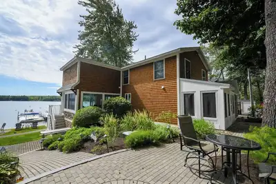 Image de Stunning, updated home with breathtaking views over Sebago Lake Basin.