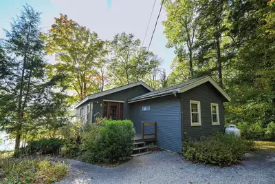 Image de **Spring Special** Charming Maine cottage with stunning views over Long Lake!