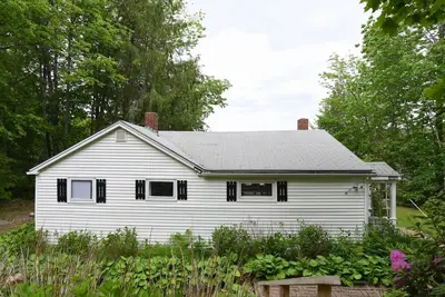 Image de Cozy, pet-friendly 2 bedroom home on Raymond Pond with guest apartment!