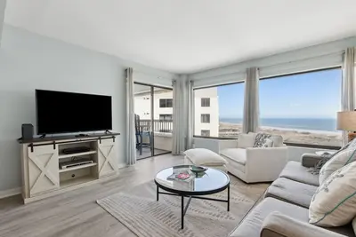 Image de 6th floor Oceanfront condo. Private balcony, 2 pools, & beach access. Short walk to The Ritz Carlton