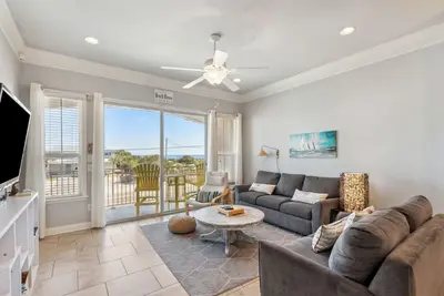 Image de Ocean View home with balcony - Across from Beach Access #30 & Sliders Restaurant!