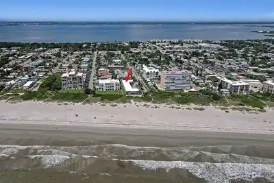 Image de Affordable 2br Main floor unit Right On The Beach! 1 King & 2 Queen Beds.