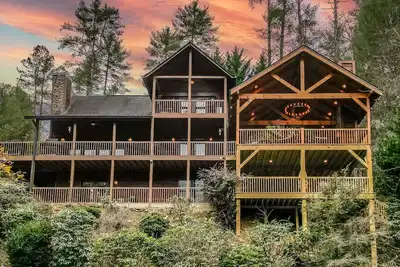 Image de Trout Tales Riverfront Lodge-Hot Tub, Pet Friendly, Game Room, Firepit, Decks Galore