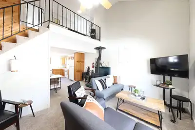 Image de Ultimate Mt Getaway - inviting two-level condo next two chair 8