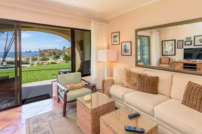 Image de A luxurious ocean view condo for those seeking relaxation and coastal elegance.