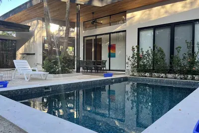 Image de Luxury living steps from the beach