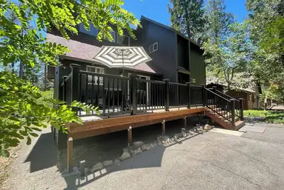 Image de Lakeshore Luxury: A Family Retreat for Every Season with Lake Access!