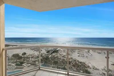 Image de Emerald Isle 507 The Jolly Roger🌊Beachfront Condo w/ Views + Chair Service