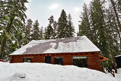Image de Spacious Steiner Cabin on quiet street and stream.