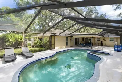 Spacious 4br modern home w/ Heated Pool, Spa