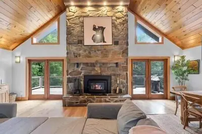 Image de Contemporary Chalet - Open floor plan - Location!