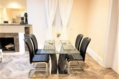 Image de Modern and Stylish Guest Apartment! *Walk to the falls* Free Parking