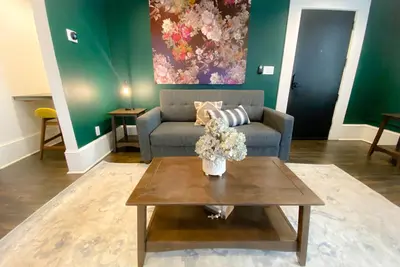 Image de Chic Historic Midtown Apartment