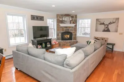 Image de Spacious Chalet - PetFriendly/HotTub/Firepit/GameRoom/Ac