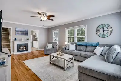 Image de Spacious & Immaculate Dog-Friendly Gem, Near Uwl, Washer/Dryer & Fire Pit!