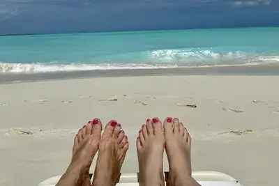 Top Location 30' to beach, newly renovated, 3 King beds, beside pool