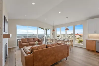 Image de Brand New Ocean View Beach House w Hot Tub & Sauna