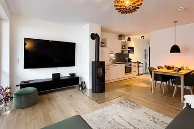 Image de Moderne Ferienwohnung im Stadtzentrum: 3 Zimmer, Südbalkon und Infrarotkabine für Max. 4 Personen -