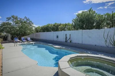 Image de Fully Updated 4Bedroom House with Private Pool & Hot Tub-Close to Sombrero Peak!