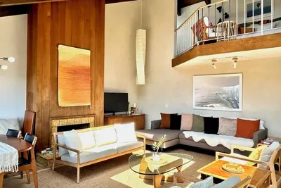 Image de Mid-Century Beach Lodge- 1 Block to Beach!
