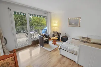 Image de Charmant studio ouvert avec vue paisible