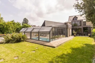 Image de Maison spacieuse et moderne avec piscine privée, jardin clos et équipements complets, proche Mont St-Michel.