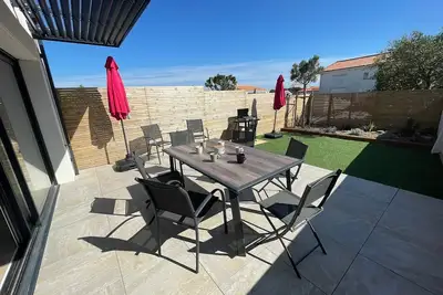 Image de Villa Contemporaine Près de la Plage avec Jardin, Terrasse et Wifi