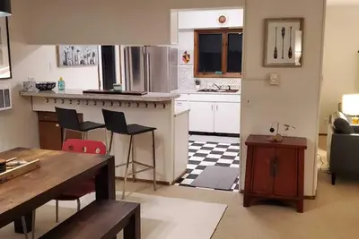 Ideal getaway! Pet-friendly, prime in-town location near Ketchum's attractions.