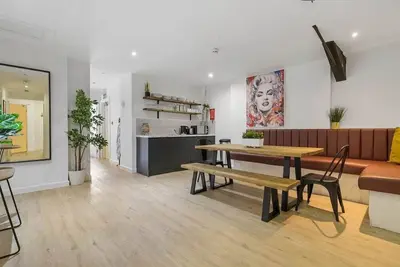 Image de Host & Stay | Fleet Nightlife Iv