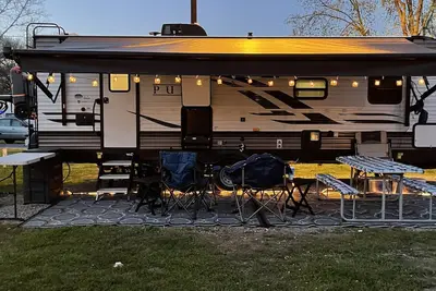 Image de Cozy camper in Clemson Hills. 5 minutes from Clemson University. Pet friendly!