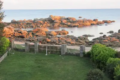 Image de La Villa de la Pointe de la Jument, en bord de plage