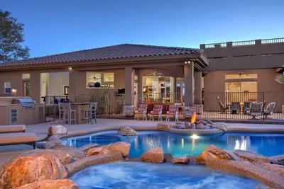 Image de Custom Home! 2+ Acres True Indoor-Outdoor Living!