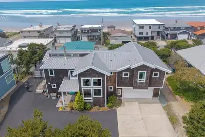 Image de Stunning Home: Spacious layout, perfect for gathering with friends or family.