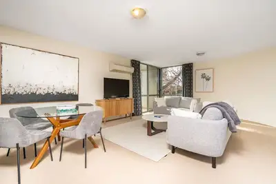 Image de New to Vrbo: Howitt Place Apt minutes to Parliamentary Triangle