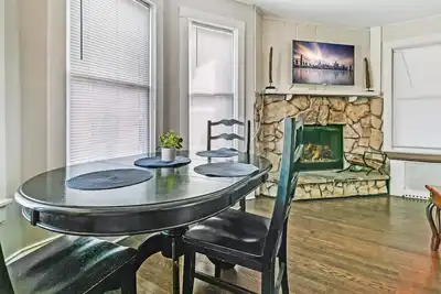 Image de Cozy W fireplace Near Dt Libertyville & Naval Base